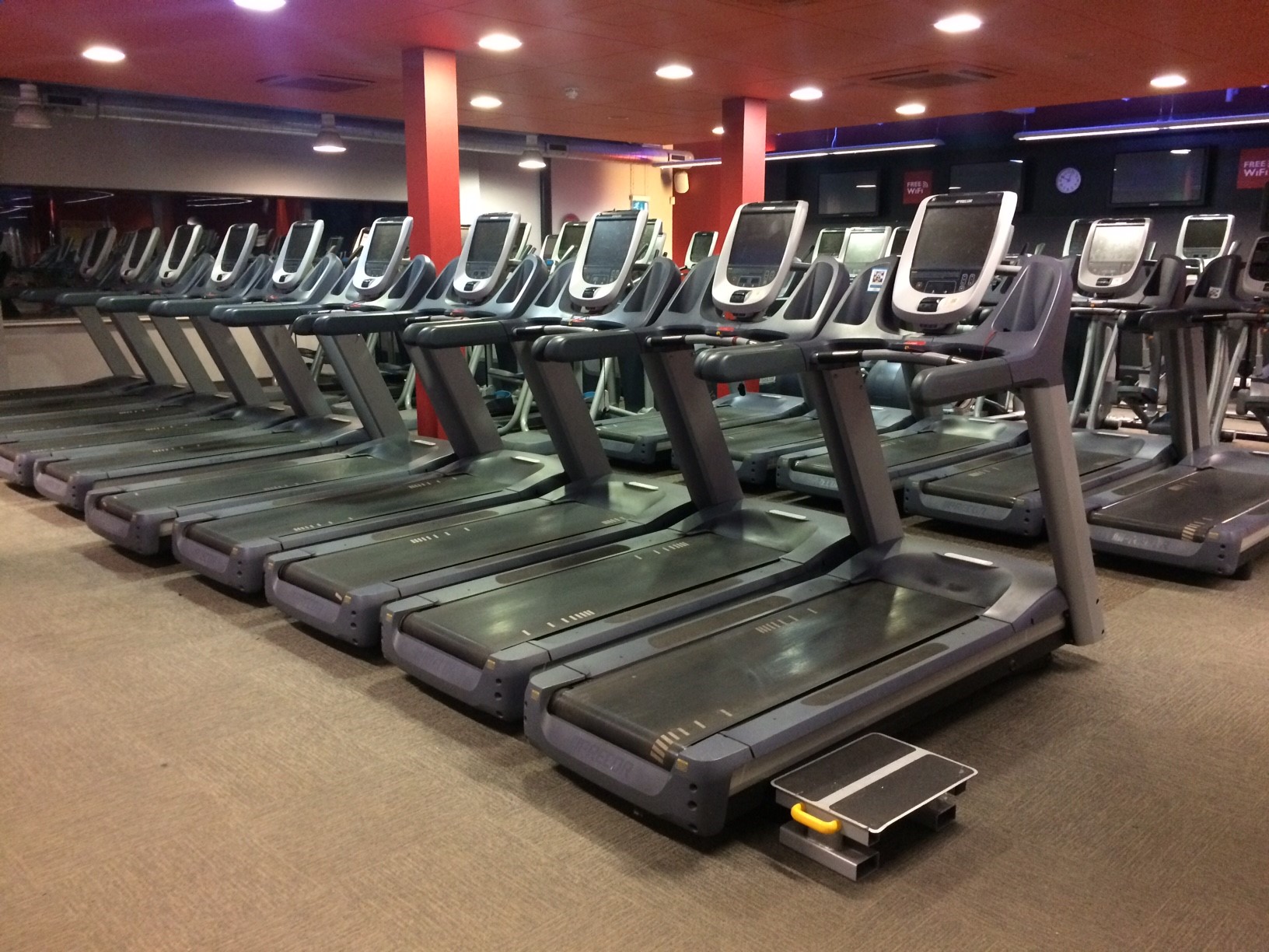 2 rows of running machines in Leventhorpe gym