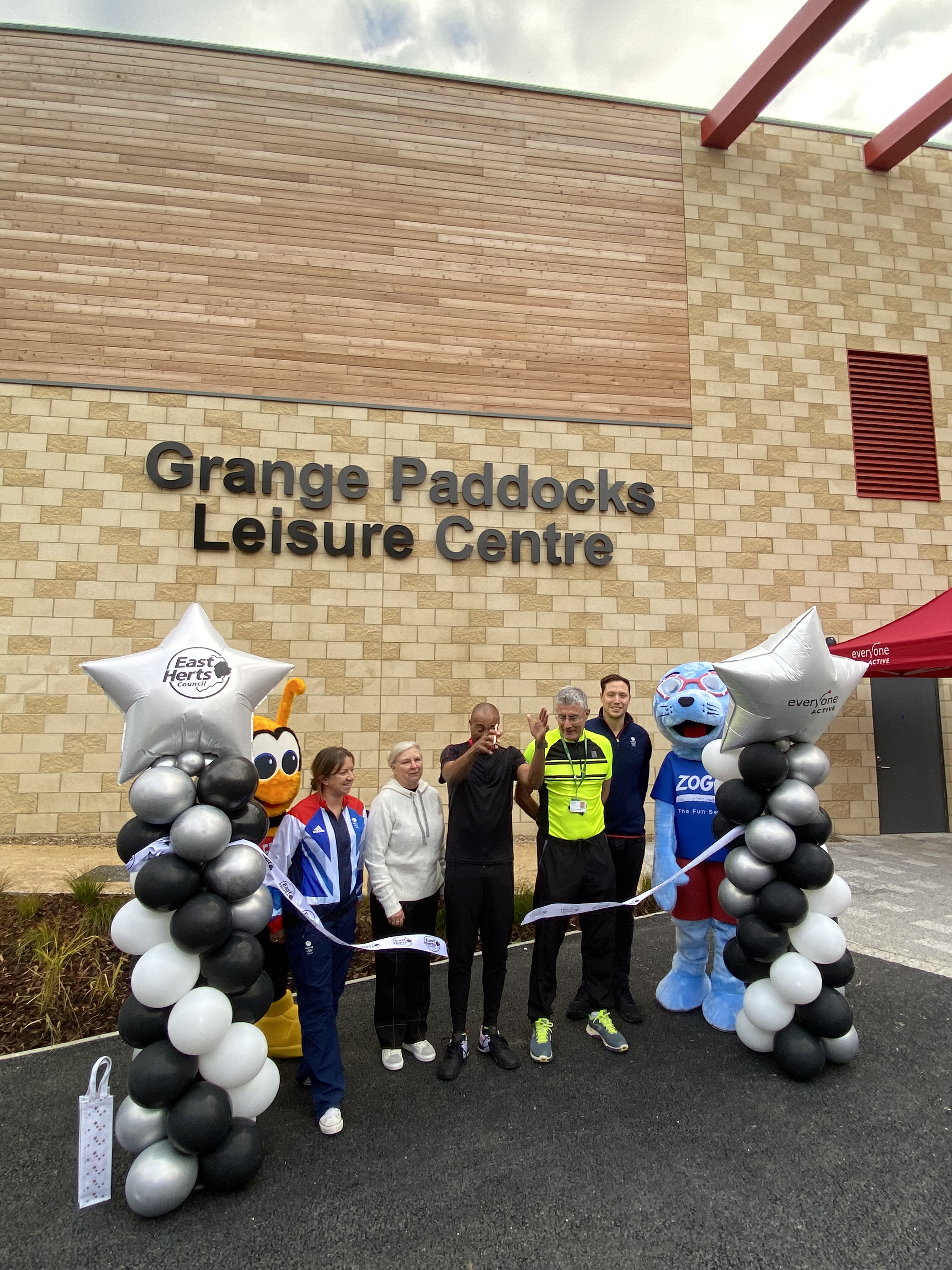 Colin Jackson cuts ribbon for opening of Grange Paddocks
